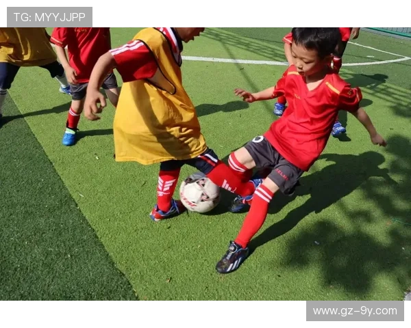 以幸运足球球员名字揭示绿茵赛场背后的荣耀与命运交织故事