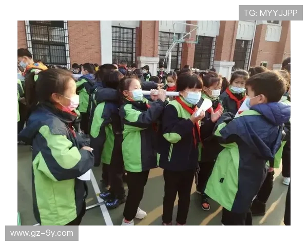 团结协作成就胜利 足球场上队友默契配合书写精彩篇章